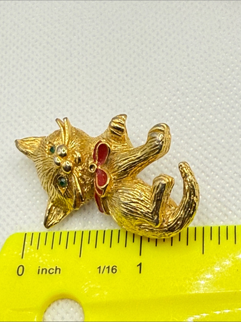 Vintage Gold-Tone Cat Brooch with Red Bow and Green Eyes signed - Picture 11 of 12